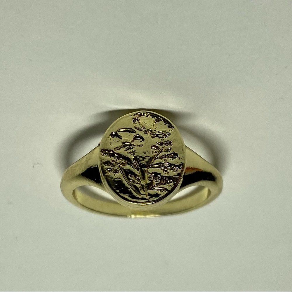 New gold tone flower imprint ring size 6